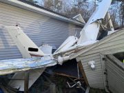 Dos personas fueron hospitalizadas luego que un avión cayera en el patio de una casa en Danbury