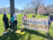Estudiantes inmigrantes indocumentados exigen que la Legislatura expanda la salud de HUSKY a menores de 26 años