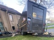 Un camión de UPS choca contra una casa en Hamden