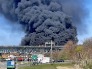 Muere conductor de un camión cisterna luego de que se volcara y se incendiara en la I-95 en Groton, Gold Star Bridge