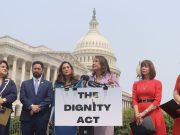 Dos legisladoras latinas presentaron una propuesta migratoria que legalizaría a por lo menos 11 millones de indocumentados