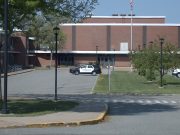 2 escuelas de Manchester cerradas tras amenaza de tiroteo