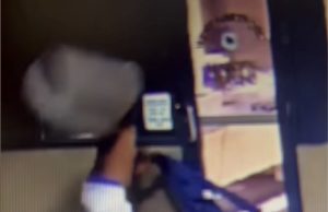 Hombre destruye un vehículo en un estacionamiento en West Hartford y es buscado por la policía