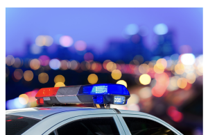 Un conductor hace volar un auto a más de 100 pies después de golpear la rampa de una grúa estacionada en la carretera