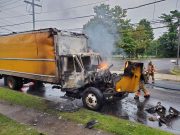 Un camión de carga que transportaba pan se incendió en Milford