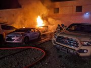 Bomberos apagan feroz incendio que devoró autos en estacionamiento nocturno en Newington