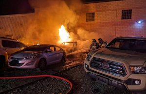 Bomberos apagan feroz incendio que devoró autos en estacionamiento nocturno en Newington