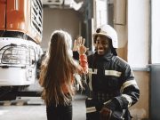 Empoderando a futuras heroínas: Campamento de verano en West Hartford inspira a niñas a ser bomberas