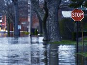 Lamont y funcionarios locales trabajan en un plan para contrarrestar las inundaciones en Connecticut