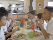 Estudiantes de 13 escuelas en Hartford recibirán desayuno y almuerzo gratis este próximo año escolar