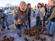 Con máscaras de monos y uniformes de prisioneros PETA protesta frente a tienda de Whole Foods en Connecticut