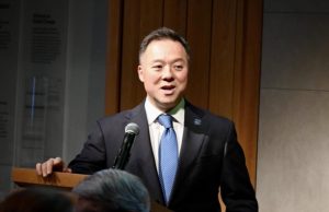 Fiscal General Tong defiende la Oficina de Protección Financiera del Consumidor