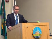 Luke Bronin obtiene respaldo demócrata tras ajustada votación