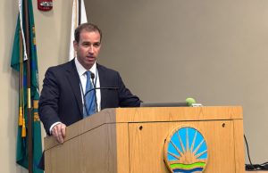 Luke Bronin obtiene respaldo demócrata tras ajustada votación
