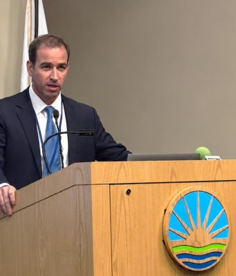 Luke Bronin obtiene respaldo demócrata tras ajustada votación