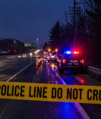 Tres personas mueren en accidente con fuga en la Merritt Parkway en Stratford