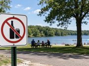 Connecticut prohíbe llevar y consumir alcohol en 10 áreas recreativas estatales durante el verano