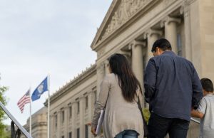 Corte Suprema reafirma ciudadanía por nacimiento y frena orden de Trump