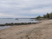 Continúa búsqueda de pescador desaparecido tras ser arrastrado por la marea en Fairfield