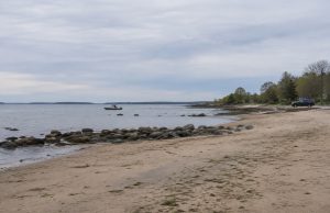 Continúa búsqueda de pescador desaparecido tras ser arrastrado por la marea en Fairfield