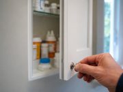 Connecticut alerta a familias tras tres muertes infantiles vinculadas a sobredosis de difenhidramina