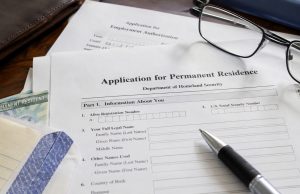 Cambian las reglas: algunos beneficios públicos podrían afectar tu solicitud de residencia