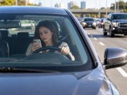 Nuevas reglas para conductores entran en vigor en Connecticut: Celulares, carril izquierdo y zonas de trabajo