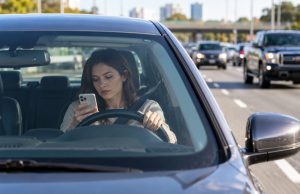 Nuevas reglas para conductores entran en vigor en Connecticut: Celulares, carril izquierdo y zonas de trabajo
