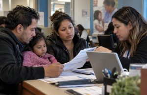 Cambios en HUSKY Health dejan fuera a refugiados, asilados y otros inmigrantes desde octubre