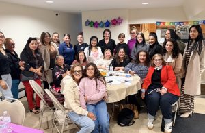 Latinas de Connecticut se movilizan para impulsar el voto latino con postales en español